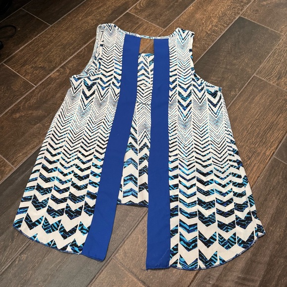 EUC A’Gaci Open Back Hi-Lo Chevron Sleeveless Top - Picture 2 of 10